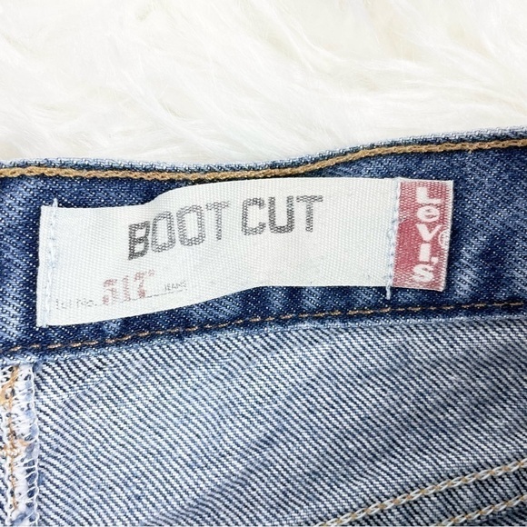 Levi's Distressed Cut-off Denim Shorts - Picture 3 of 5
